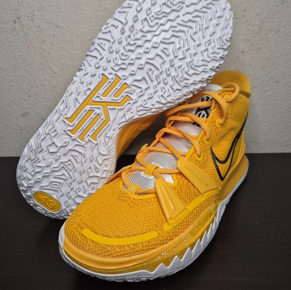 NIKE Kyrie 7 TB University Gold Black Men\'s Size 9.5 Basketball Shoe DM5042 702